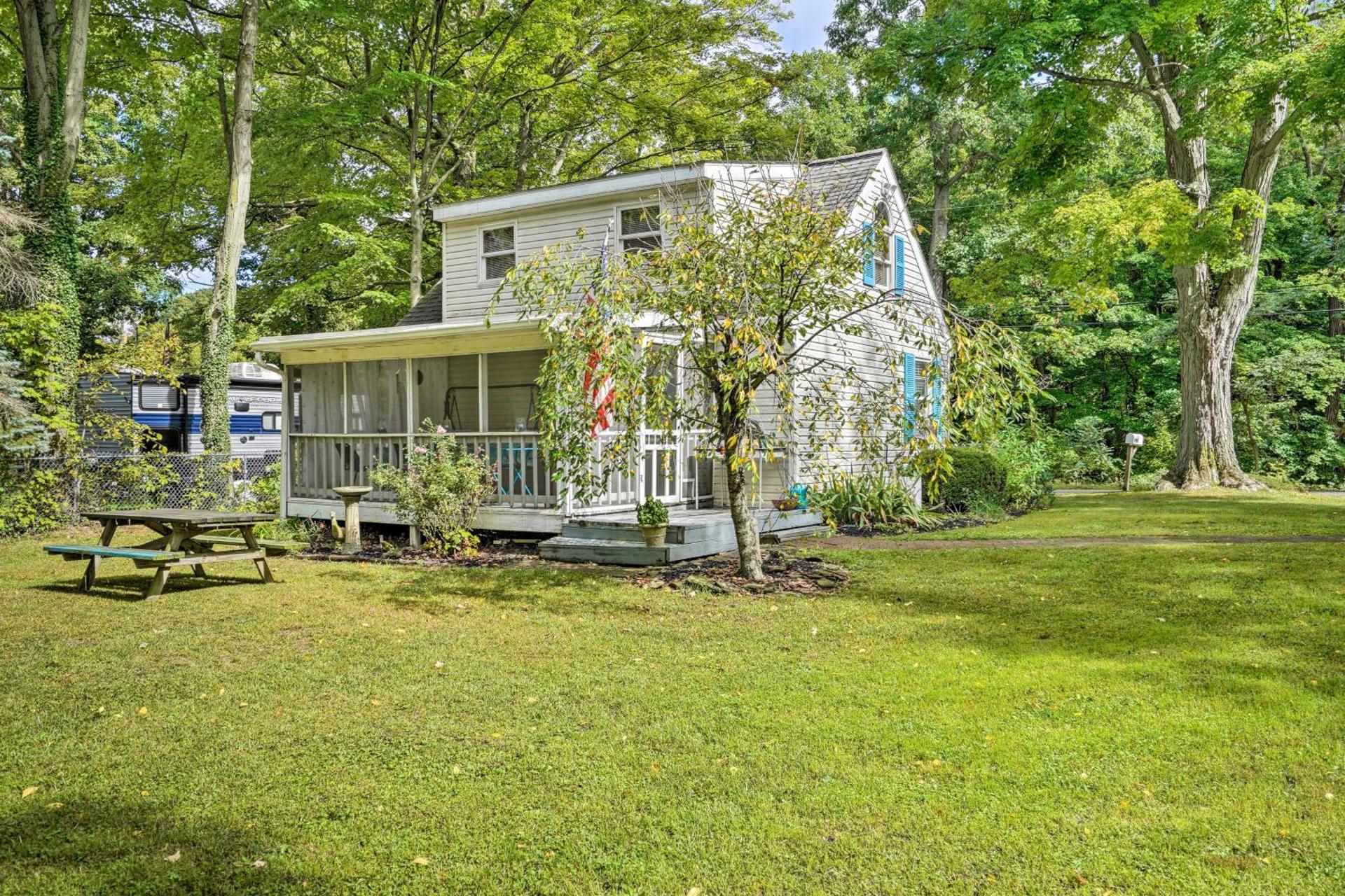 Darling Cottage about 1 Mi to Lake Erie Beach!