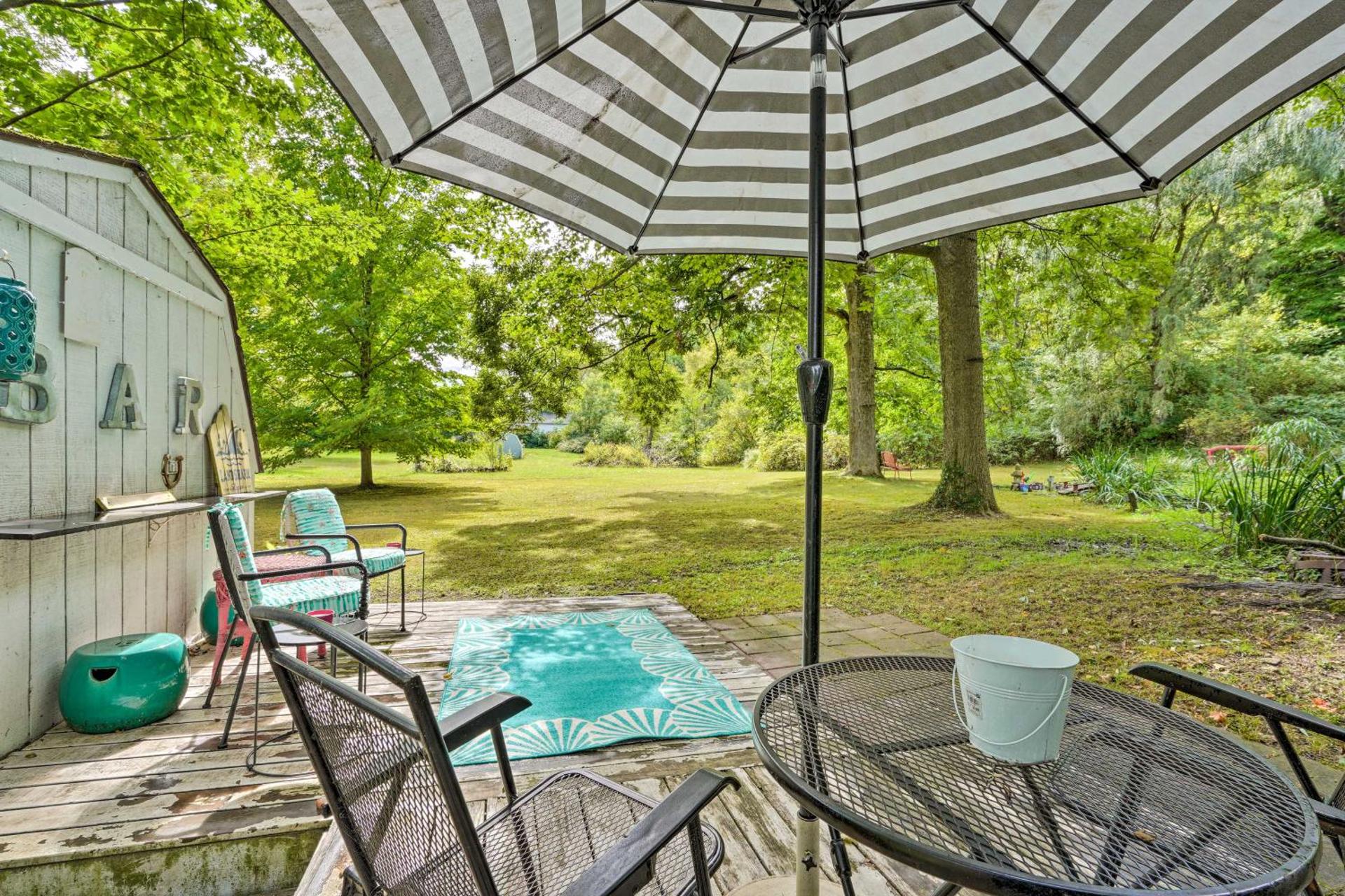 Darling Cottage about 1 Mi to Lake Erie Beach!