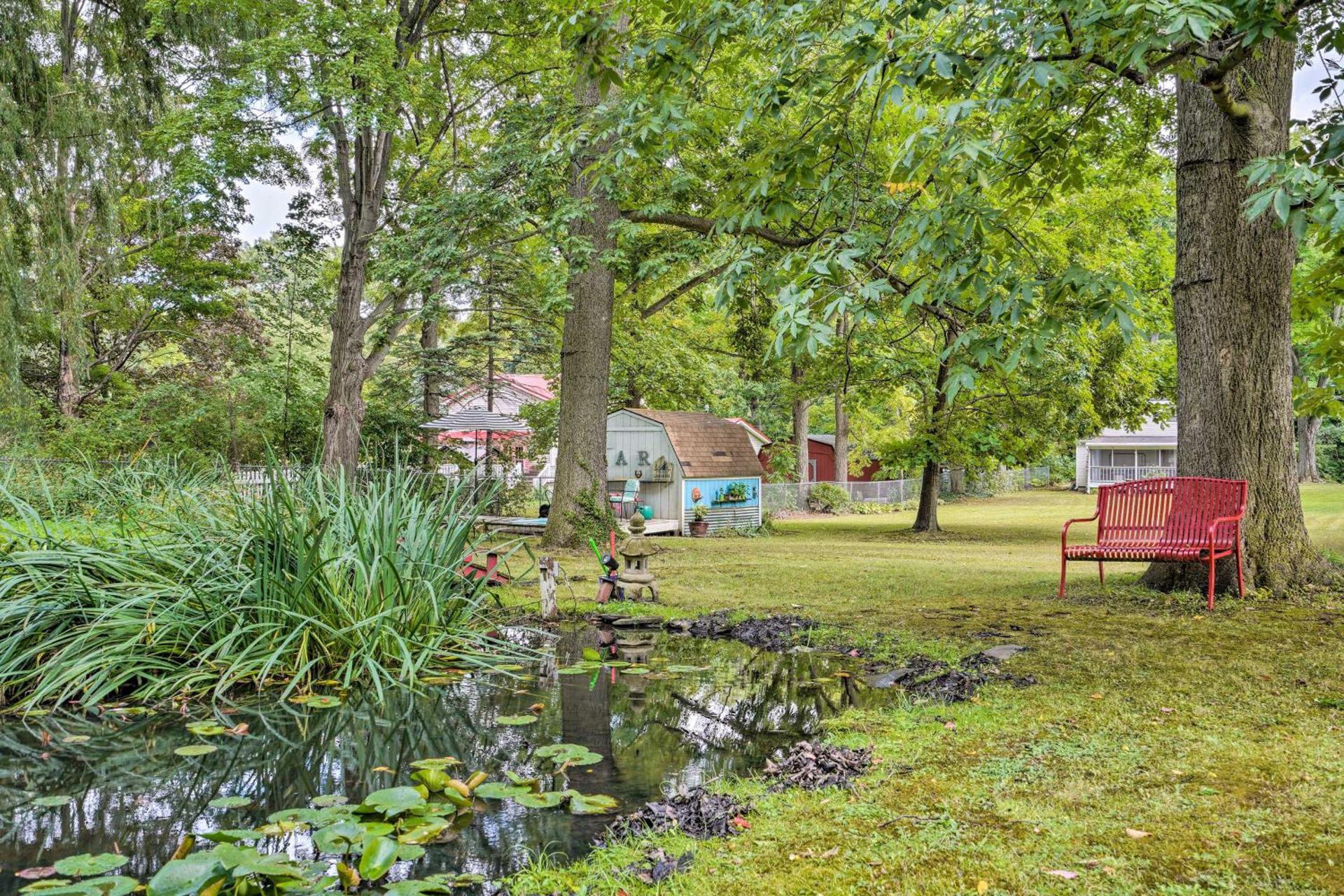 Darling Cottage about 1 Mi to Lake Erie Beach!