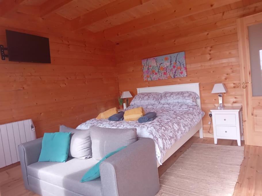Ceaser's cabin is a cosy 1 bedroom cabin