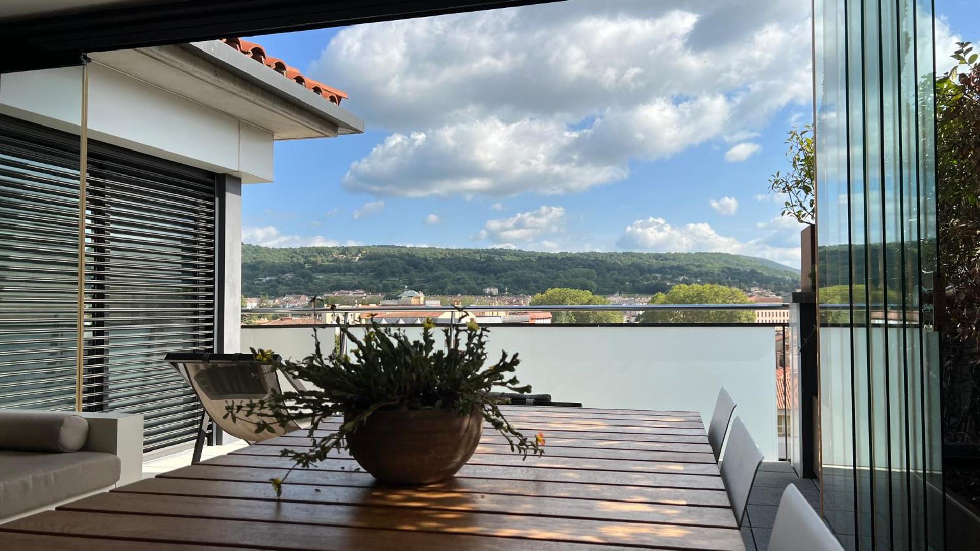 Ático de diseño con terraza en el centro de Olot