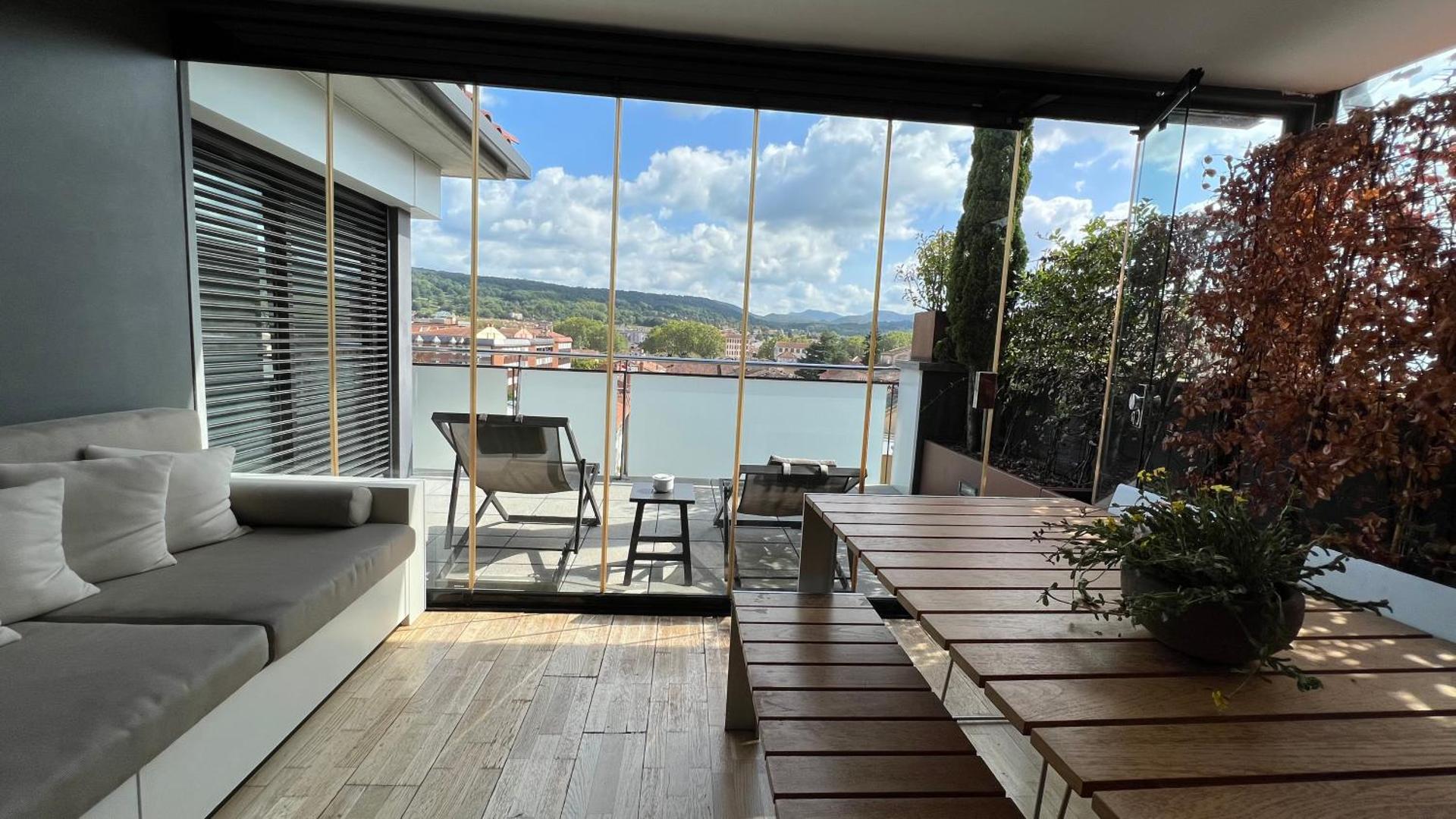 Ático de diseño con terraza en el centro de Olot