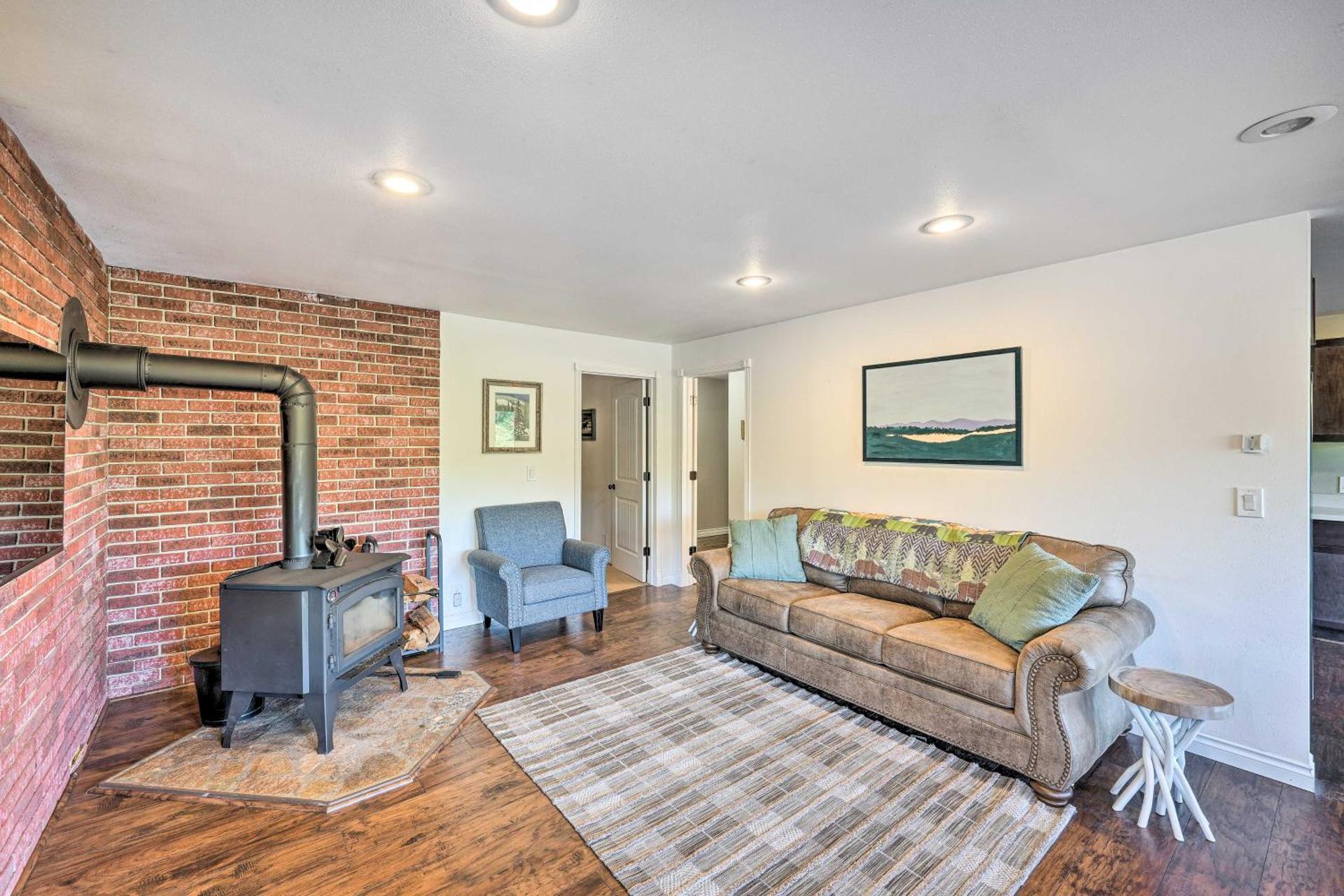 Dreamy Riverside Cabin with Fireplace and Grill