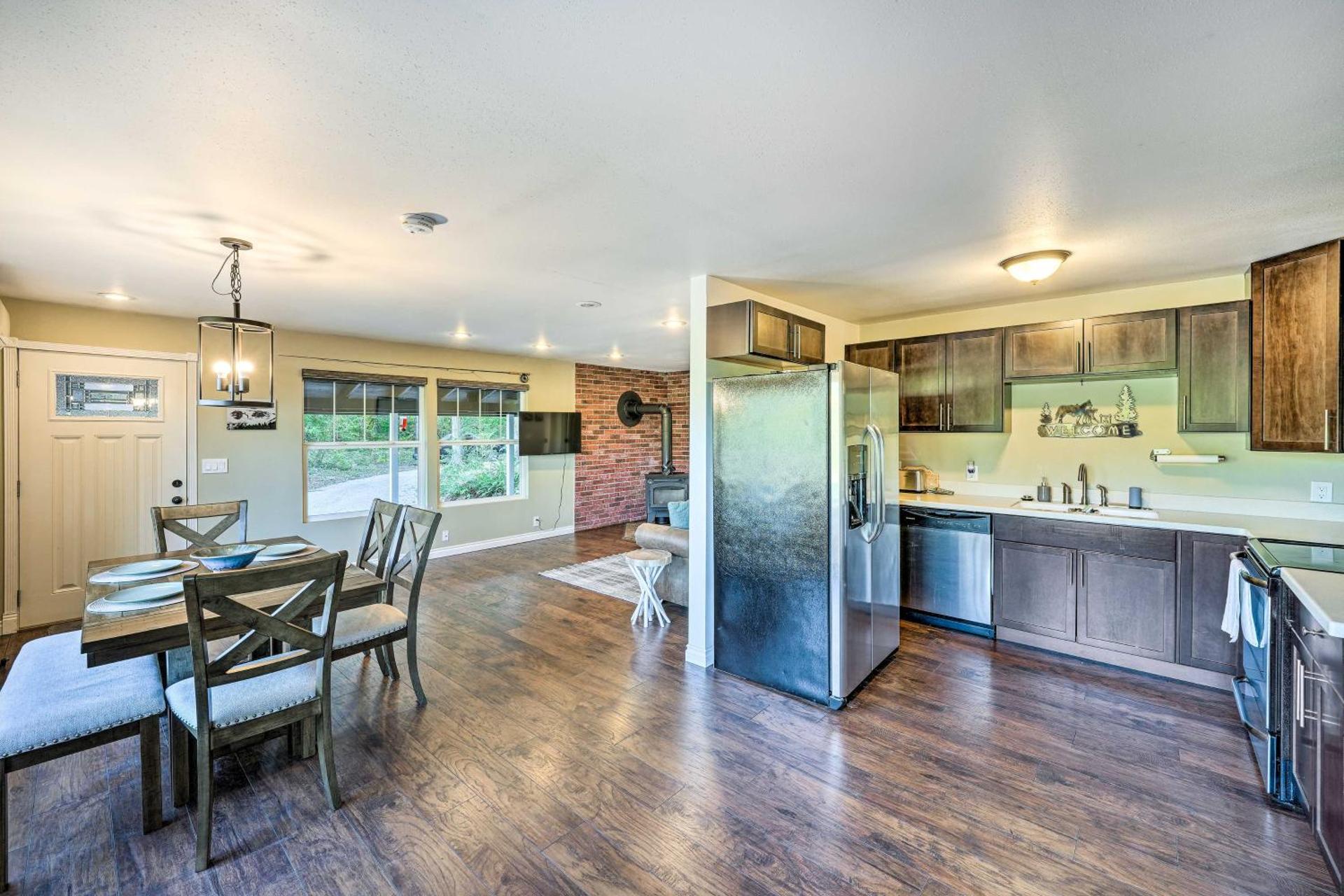 Dreamy Riverside Cabin with Fireplace and Grill