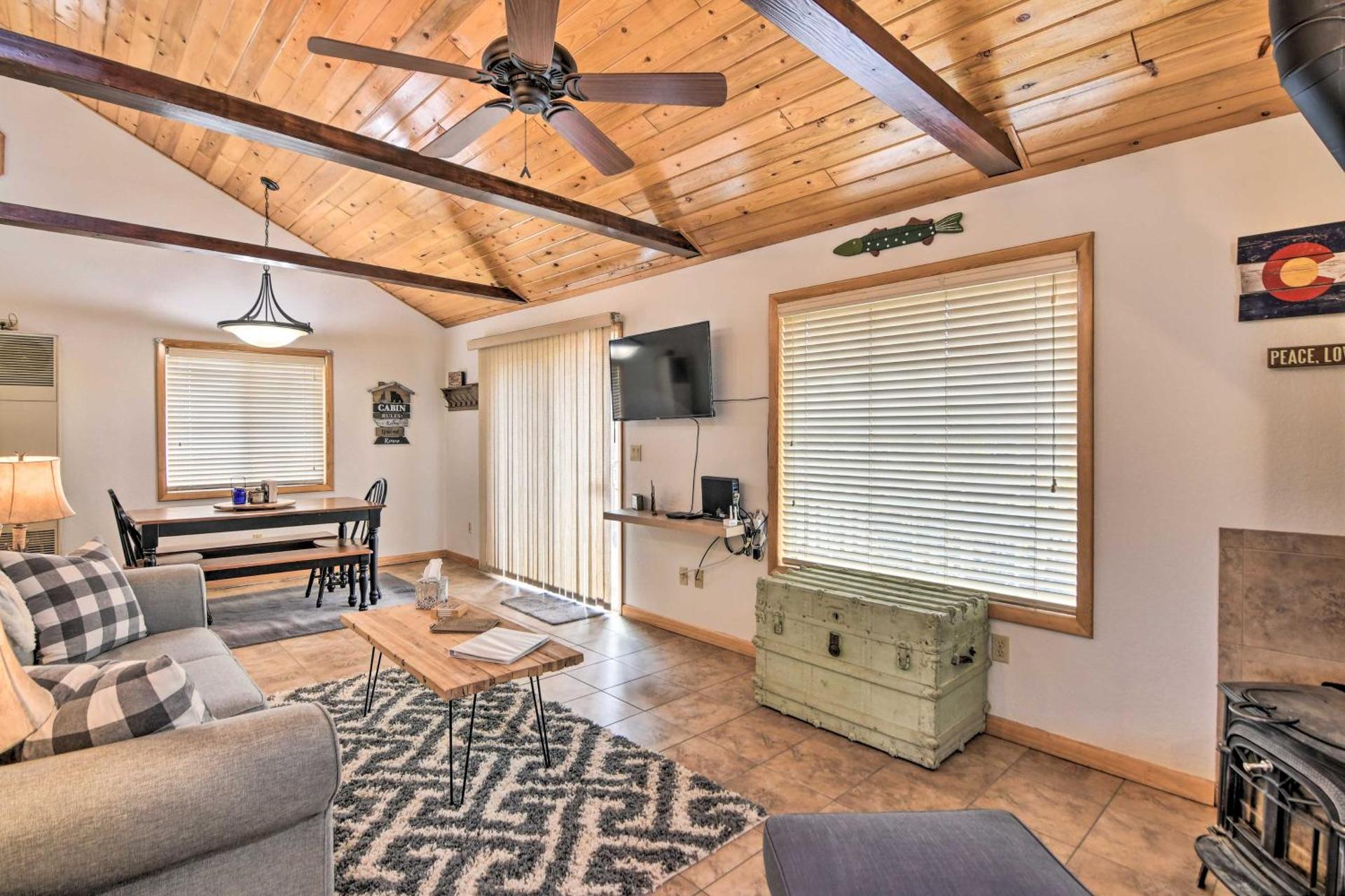 4 Mi to Grand Lake Mtn-View Cabin with Fire Pit!