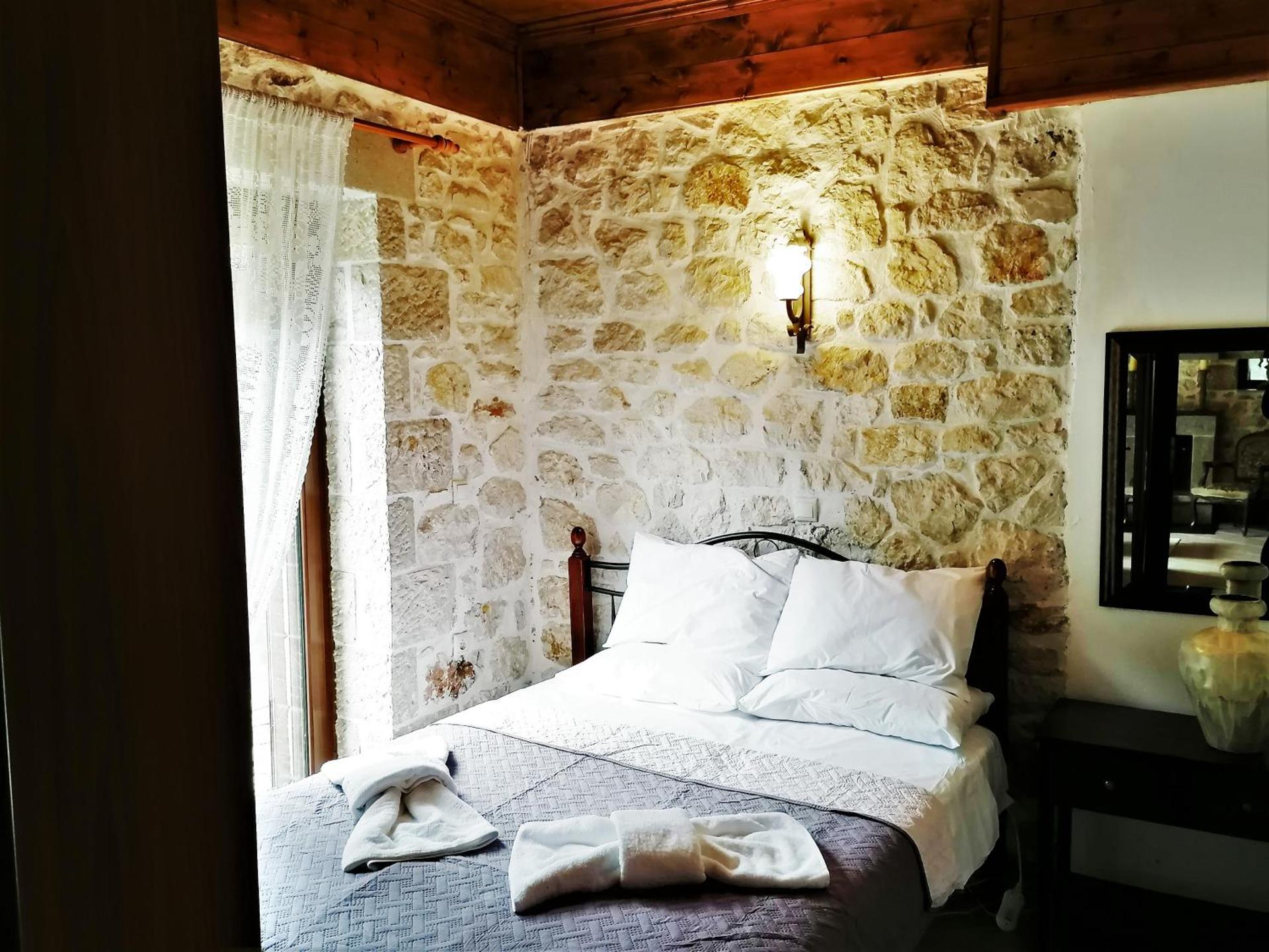 Stonehouse dome Lagadia