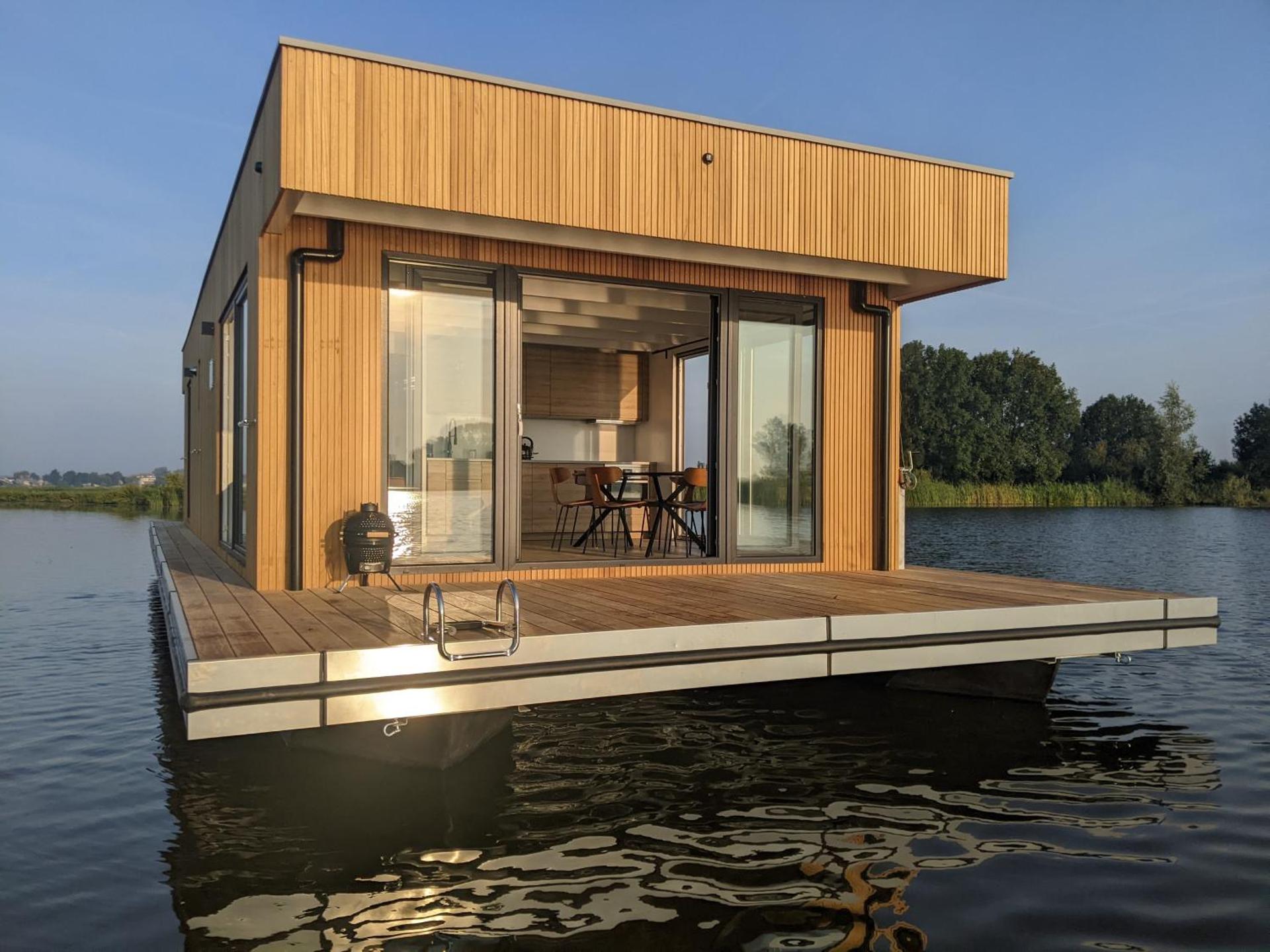 Surla houseboat "Aqua Zen" Kagerplassen with tender