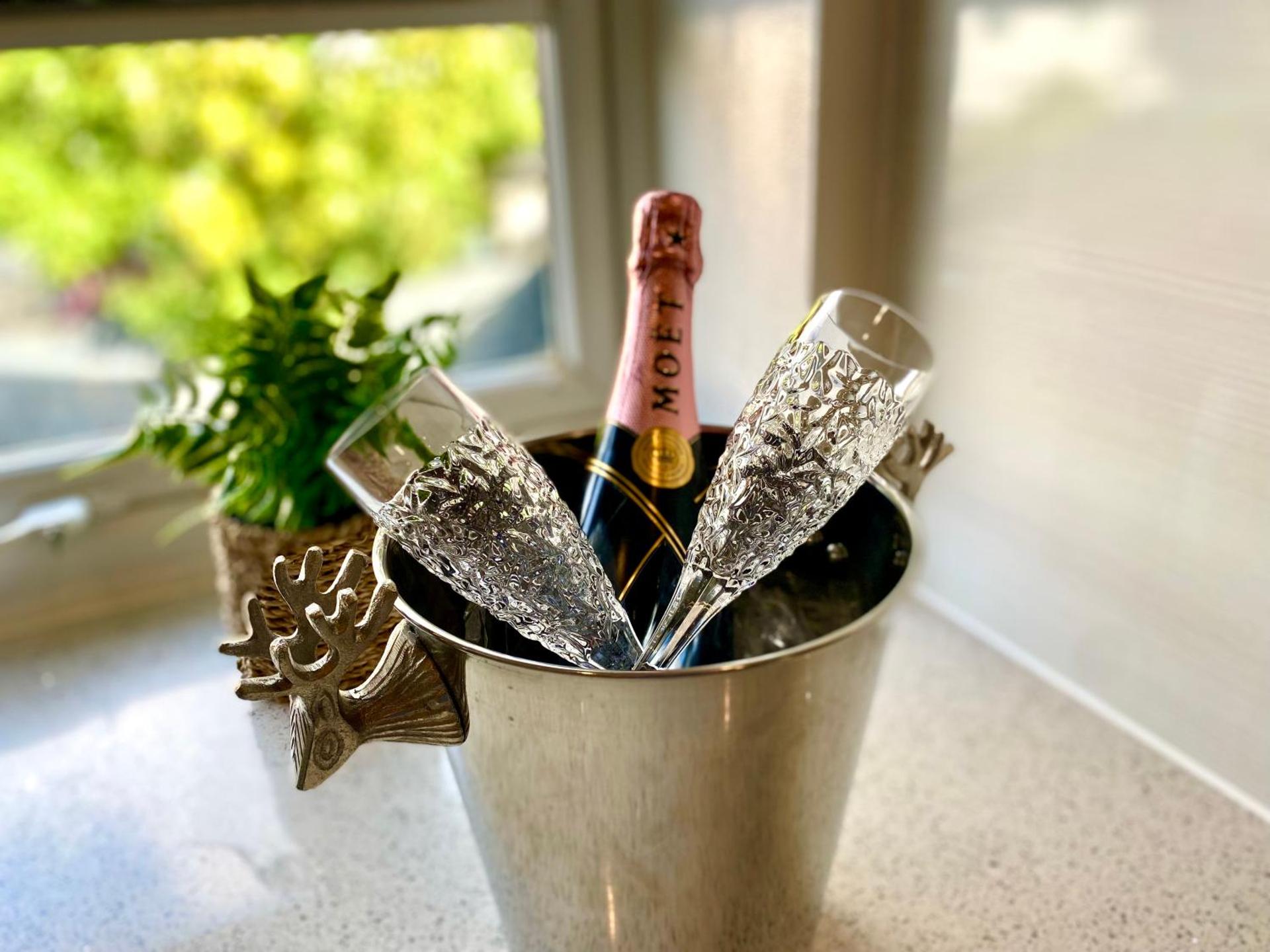 2 Min Walk to the Best Beach! Stunning Newly Refurbished Stylish 2 Bedroom Apartment! - Great Location - FREE Parking - Fast WiFi - Smart TV - sleeps up to 4! Close to Bournemouth & Poole Town Centre & Sandbanks