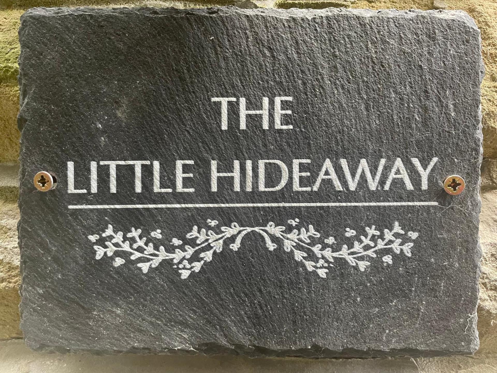 The Little Hideaway - Historic Gem off Haworth Main Street -Log Fire