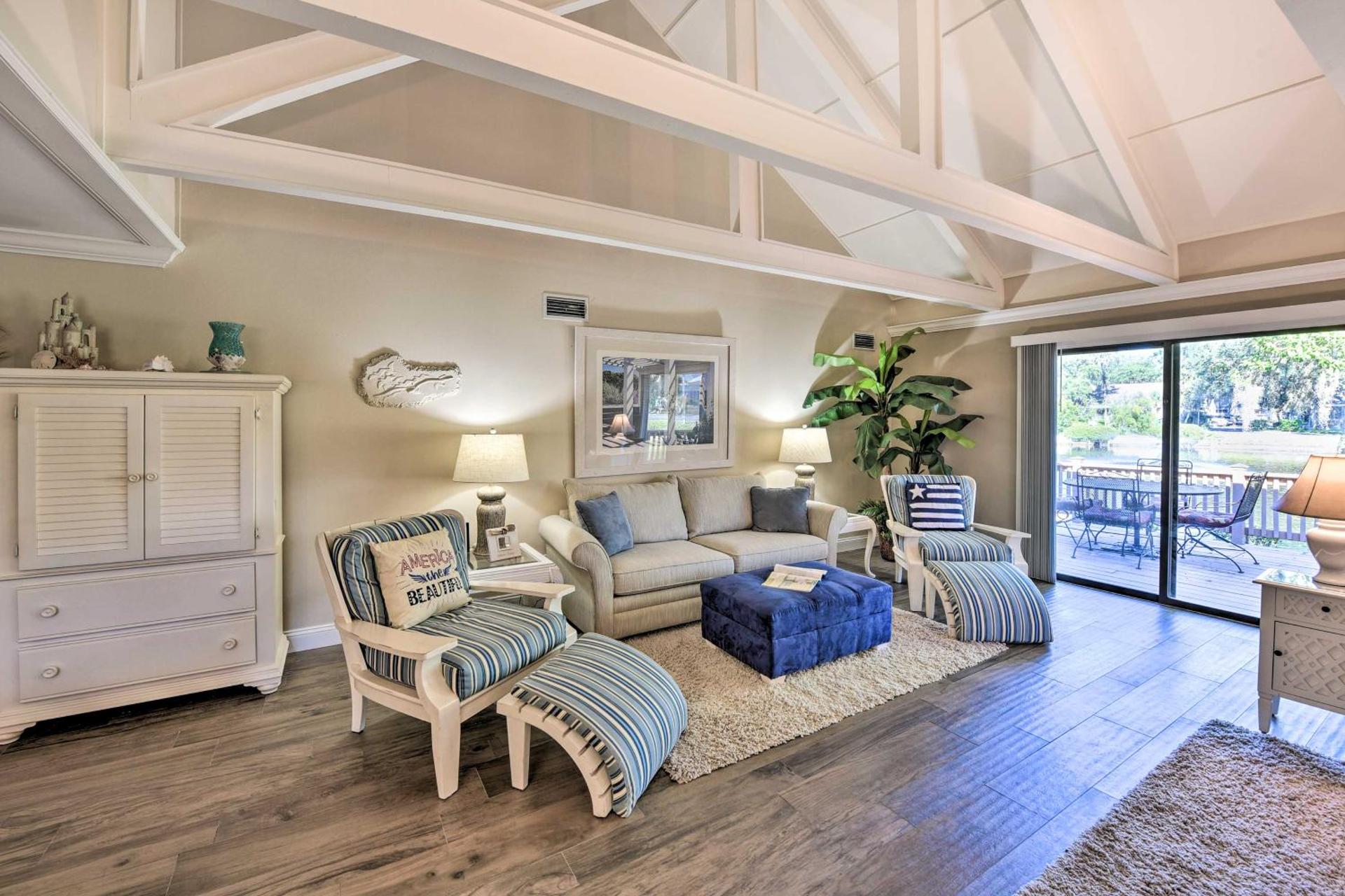 Palmetto Dunes Villa with Deck and Lagoon Views!