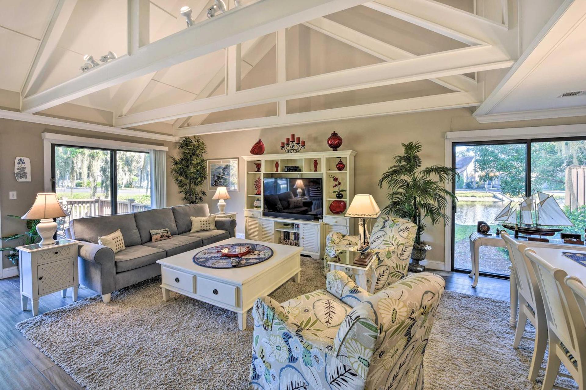 Palmetto Dunes Villa with Deck and Lagoon Views!