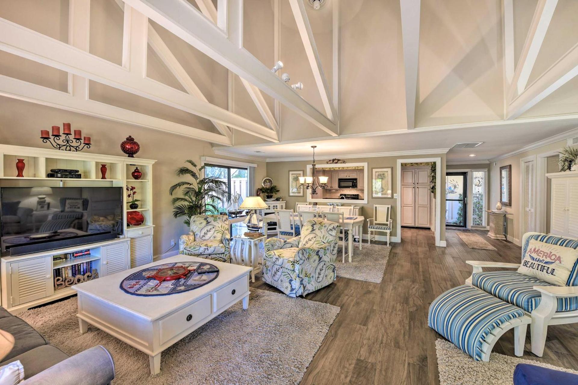 Palmetto Dunes Villa with Deck and Lagoon Views!