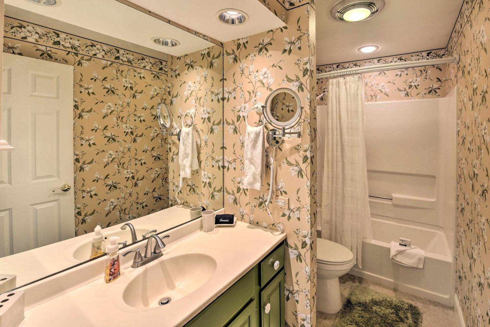 Palmetto Dunes Villa with Deck and Lagoon Views!