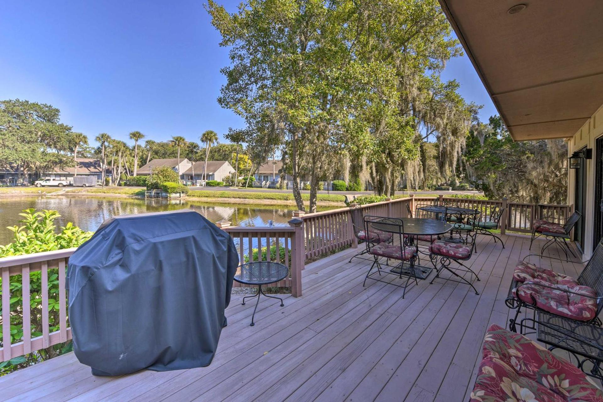 Palmetto Dunes Villa with Deck and Lagoon Views!