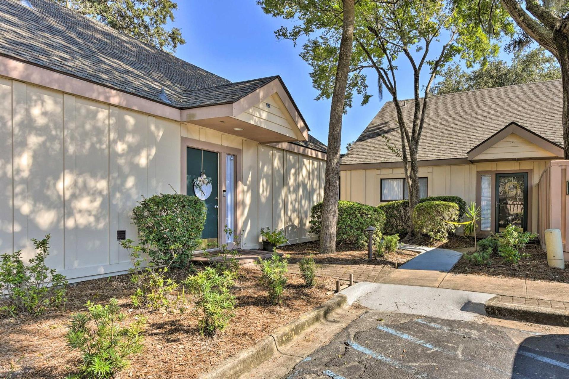 Palmetto Dunes Villa with Deck and Lagoon Views!