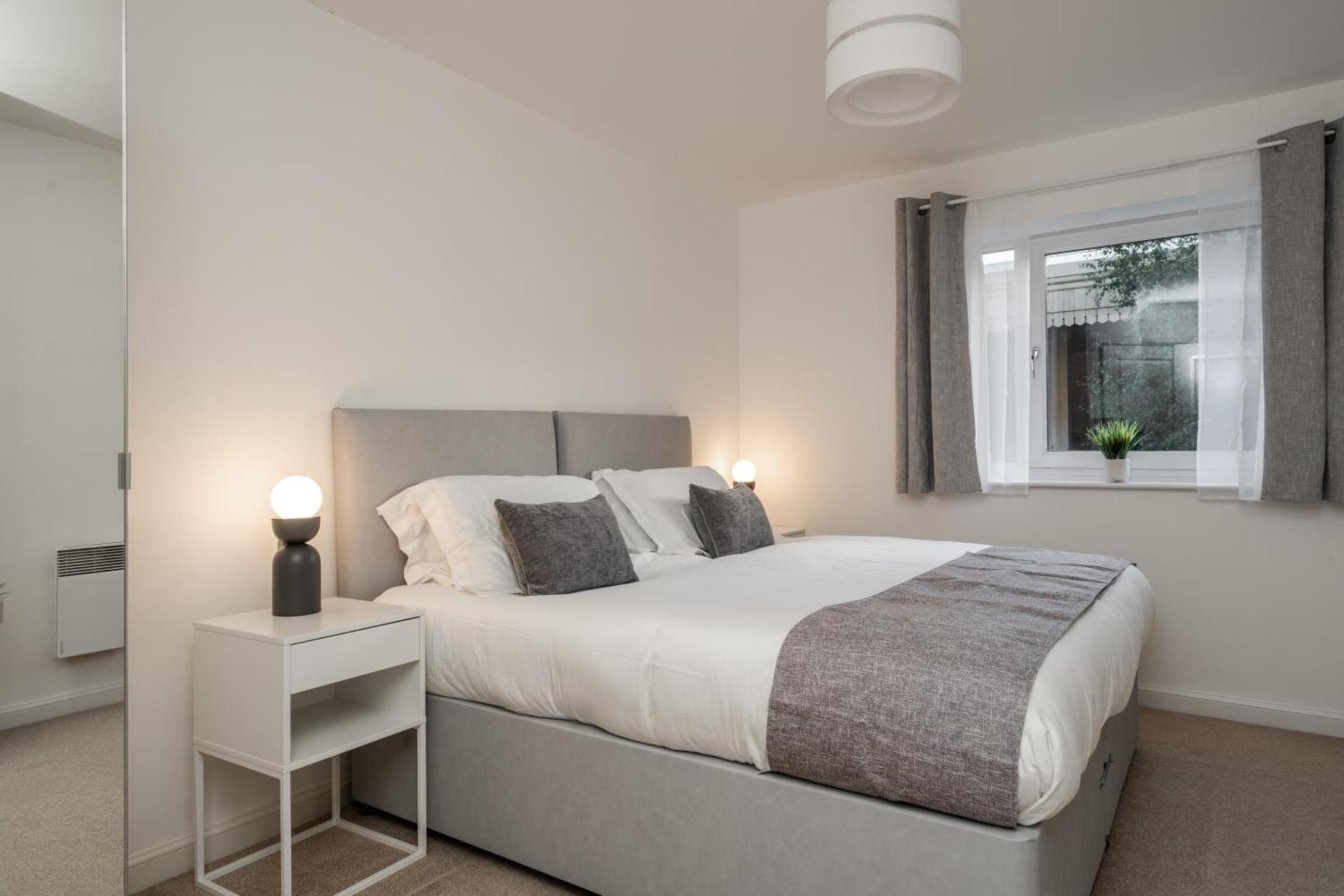 Lovely Modern 2 Bed City Centre Apartment with FREE parking - Double or Twin Beds Available