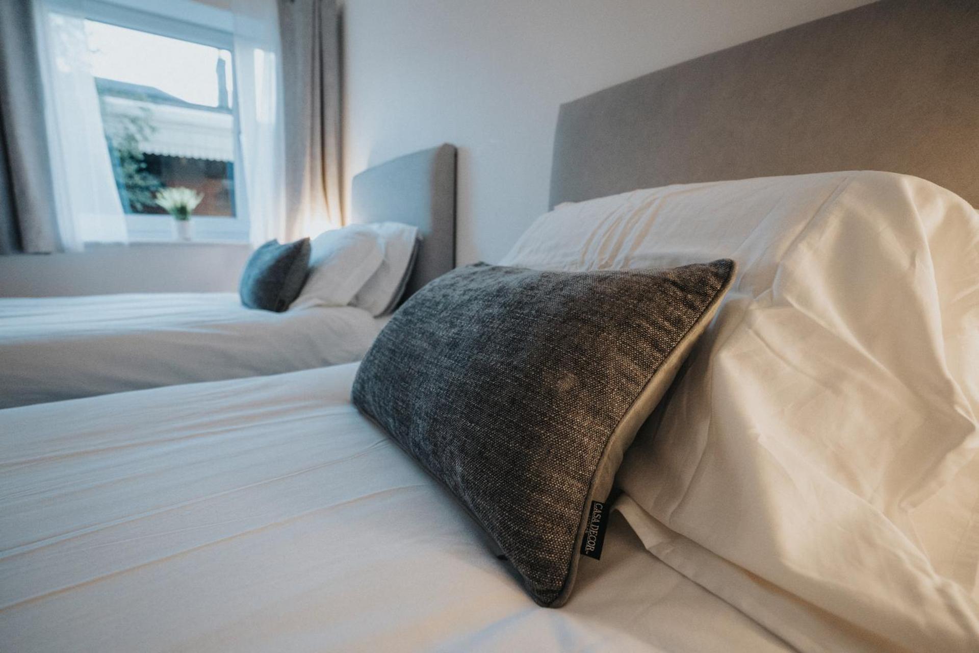 Lovely Modern 2 Bed City Centre Apartment with FREE parking - Double or Twin Beds Available