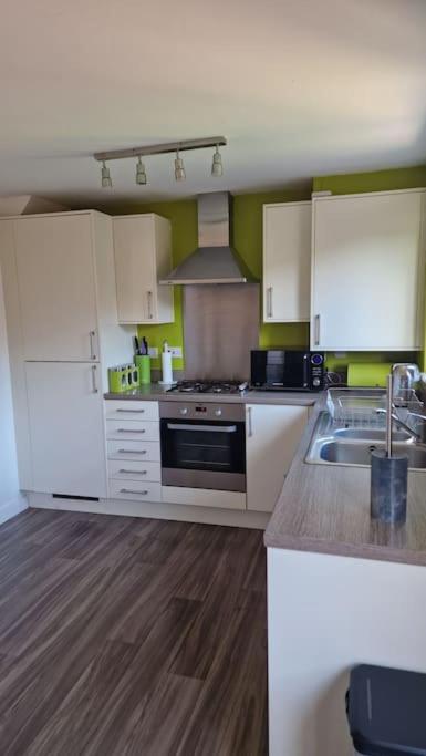 Well Furnished 3 Bedroom House in a cosy estate in Bolton