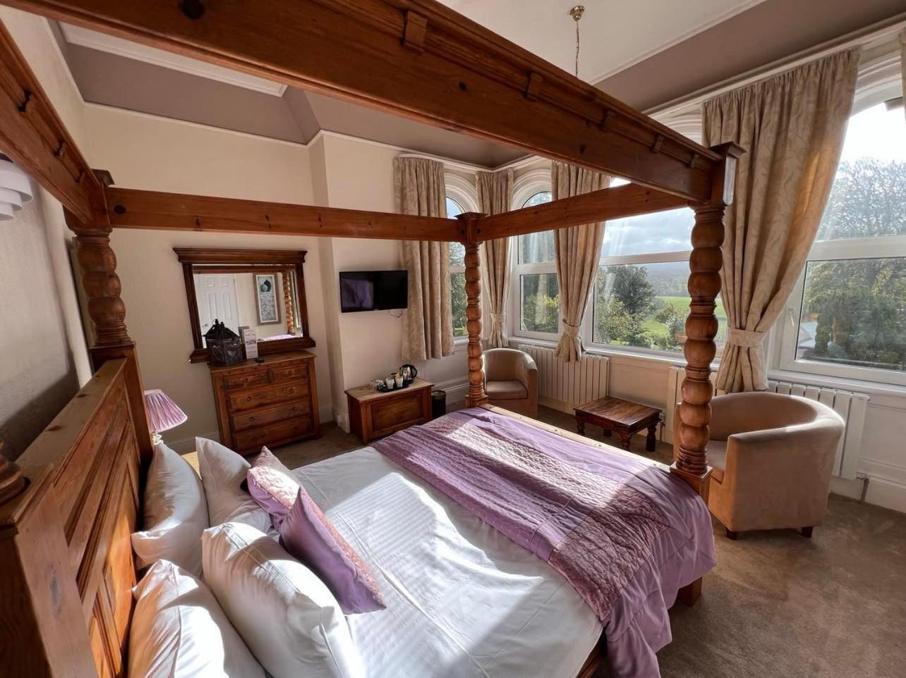 Suite With Four Poster Bed