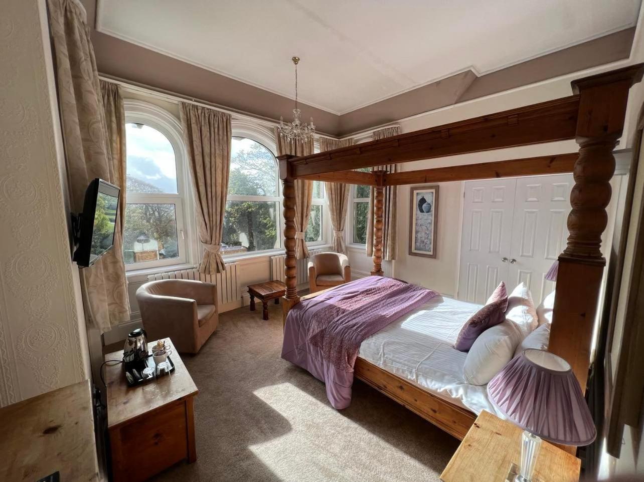 Suite With Four Poster Bed