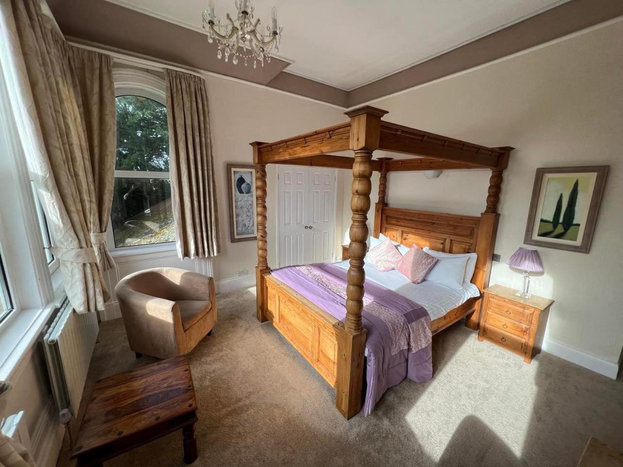 Suite With Four Poster Bed
