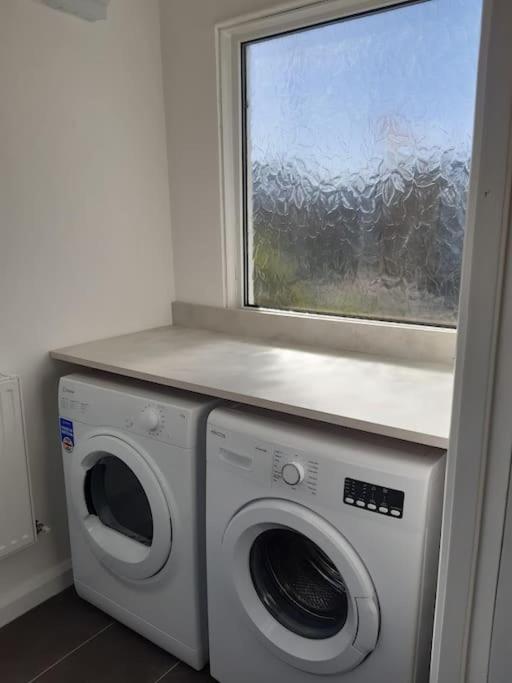 The Getaway - Modern 2 Bedroom Brixham Bungalow with sea peeps