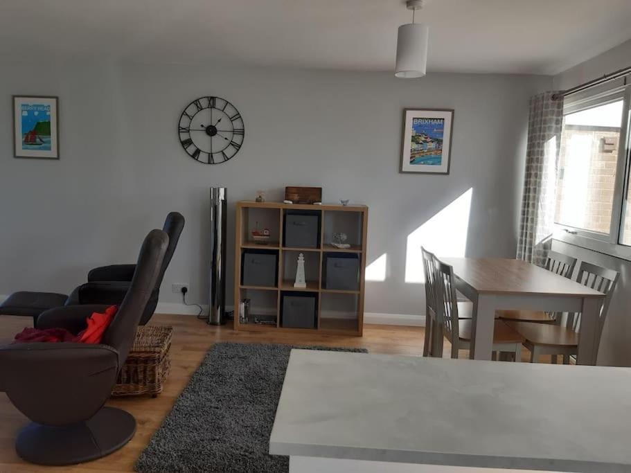 The Getaway - Modern 2 Bedroom Brixham Bungalow with sea peeps