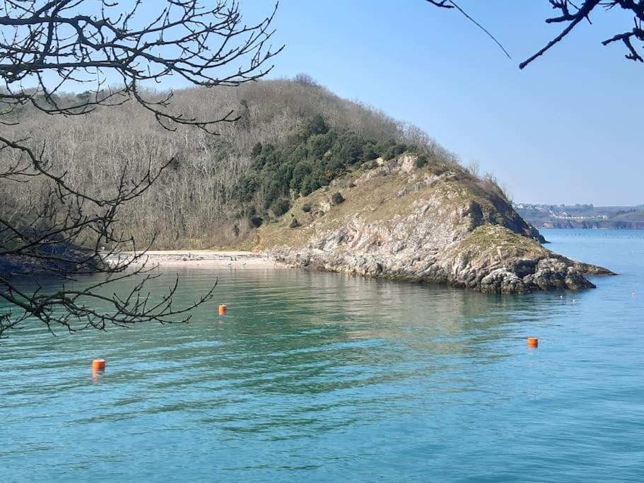 The Getaway - Modern 2 Bedroom Brixham Bungalow with sea peeps