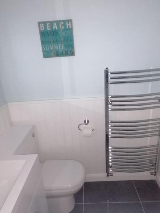 The Getaway - Modern 2 Bedroom Brixham Bungalow with sea peeps