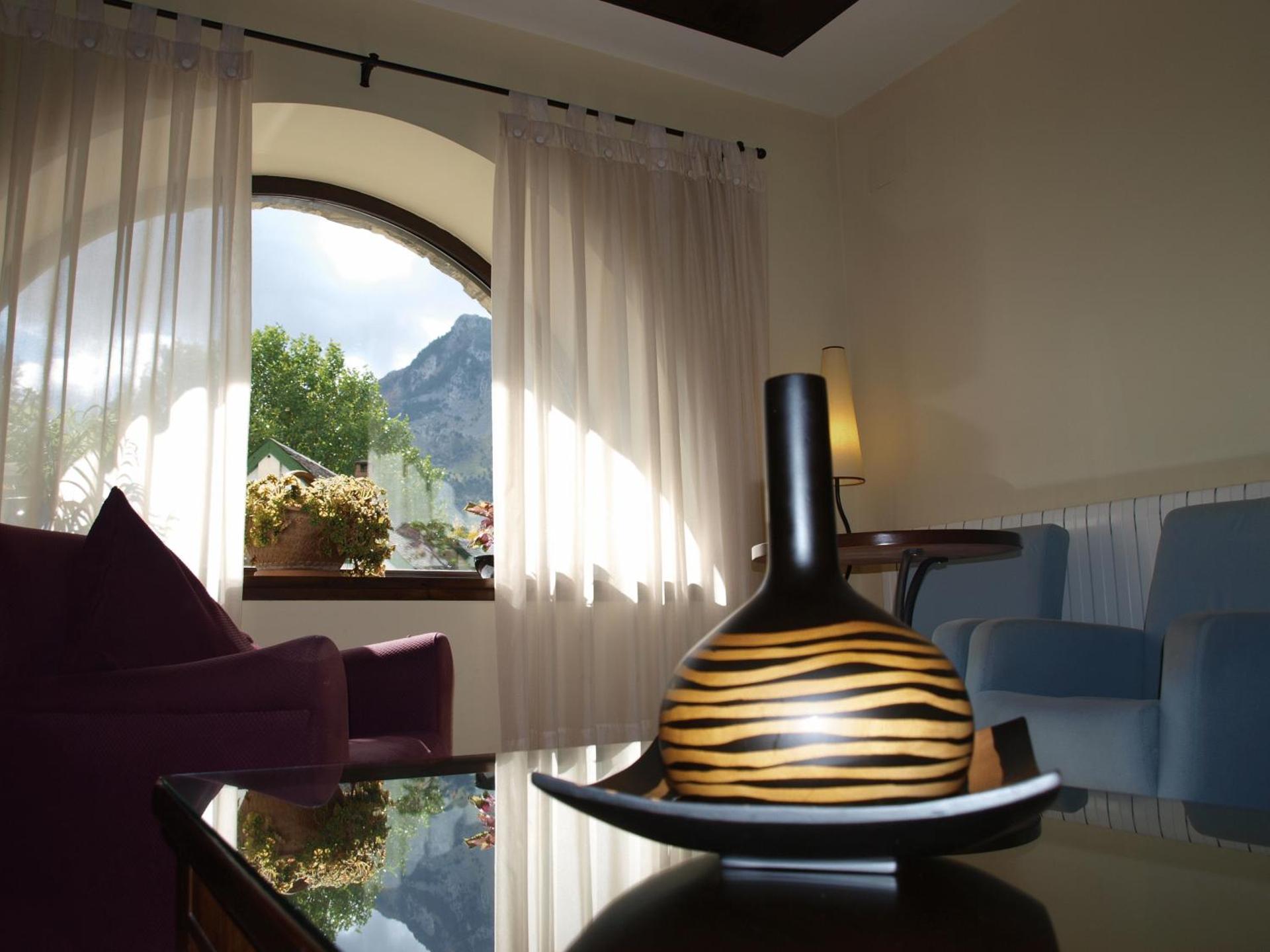 Communal lounge/ TV room