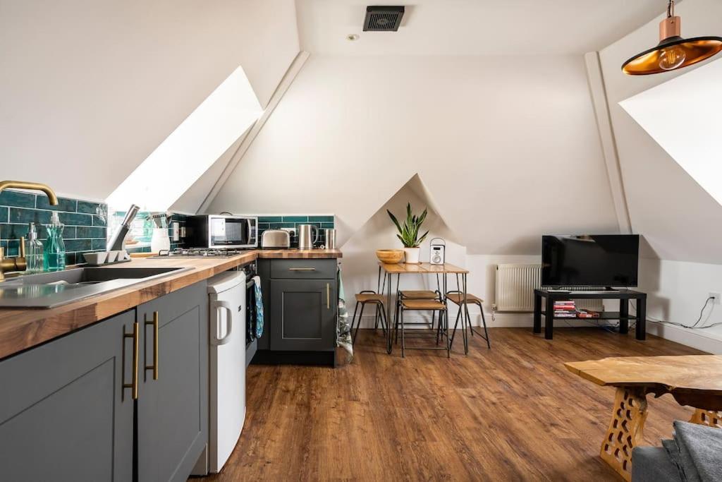 Top Floor Flat on Harbour Street with sea views