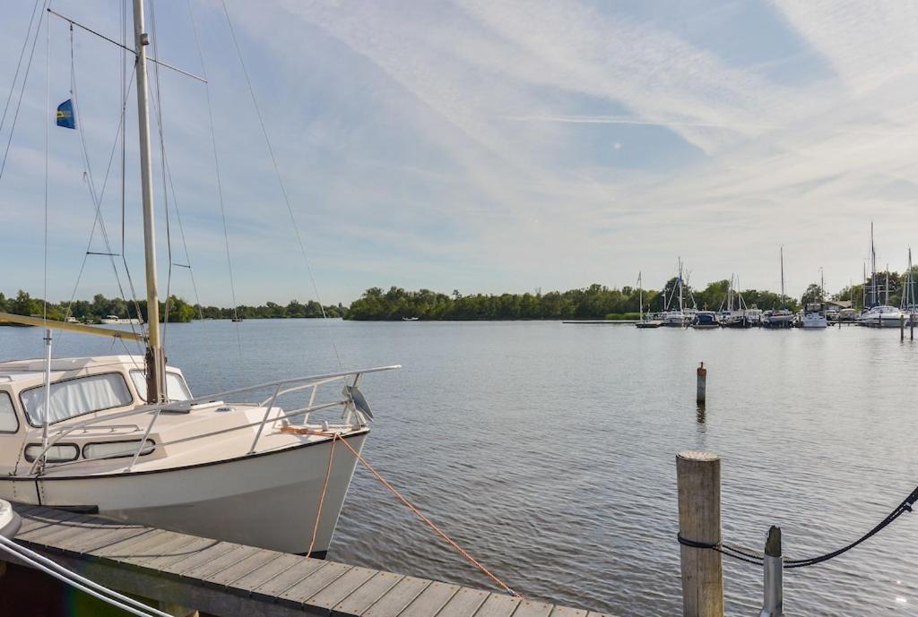 Woonark Westeinder with kayaks close to Schiphol Airport