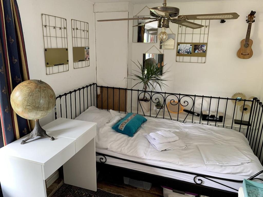 Woonark Westeinder with kayaks close to Schiphol Airport