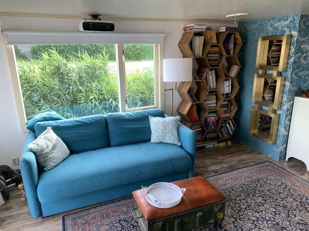 Woonark Westeinder with kayaks close to Schiphol Airport