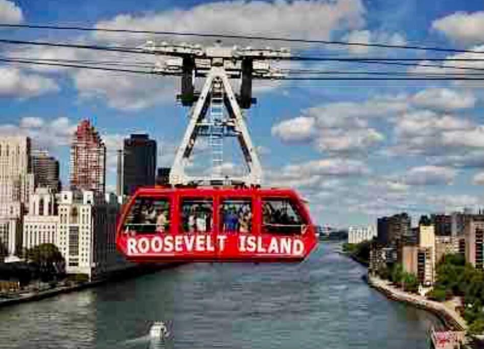 LGA airport 3 mins, Vacation 3 BR Duplex House, Parking and private backyard, 9mins subway!