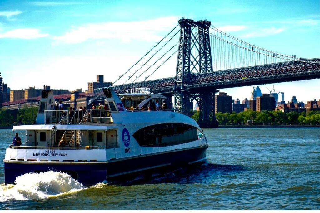 LGA airport 3 mins, Vacation 3 BR Duplex House, Parking and private backyard, 9mins subway!