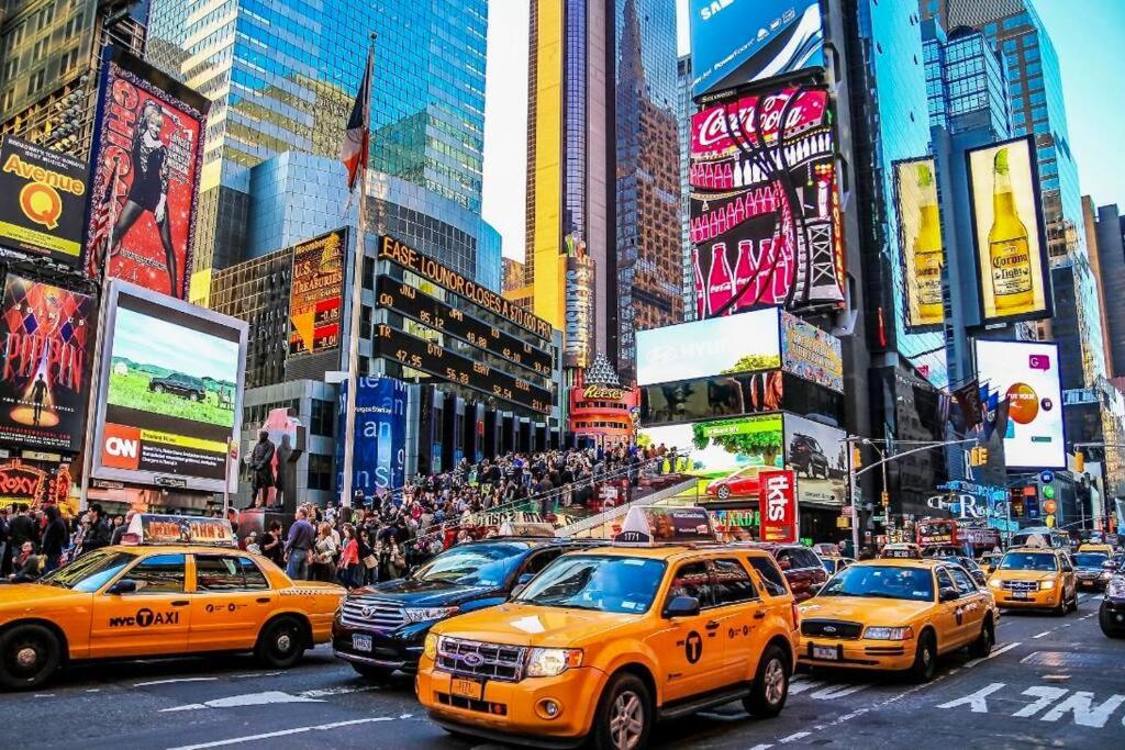 LGA airport 3 mins, Vacation 3 BR Duplex House, Parking and private backyard, 9mins subway!