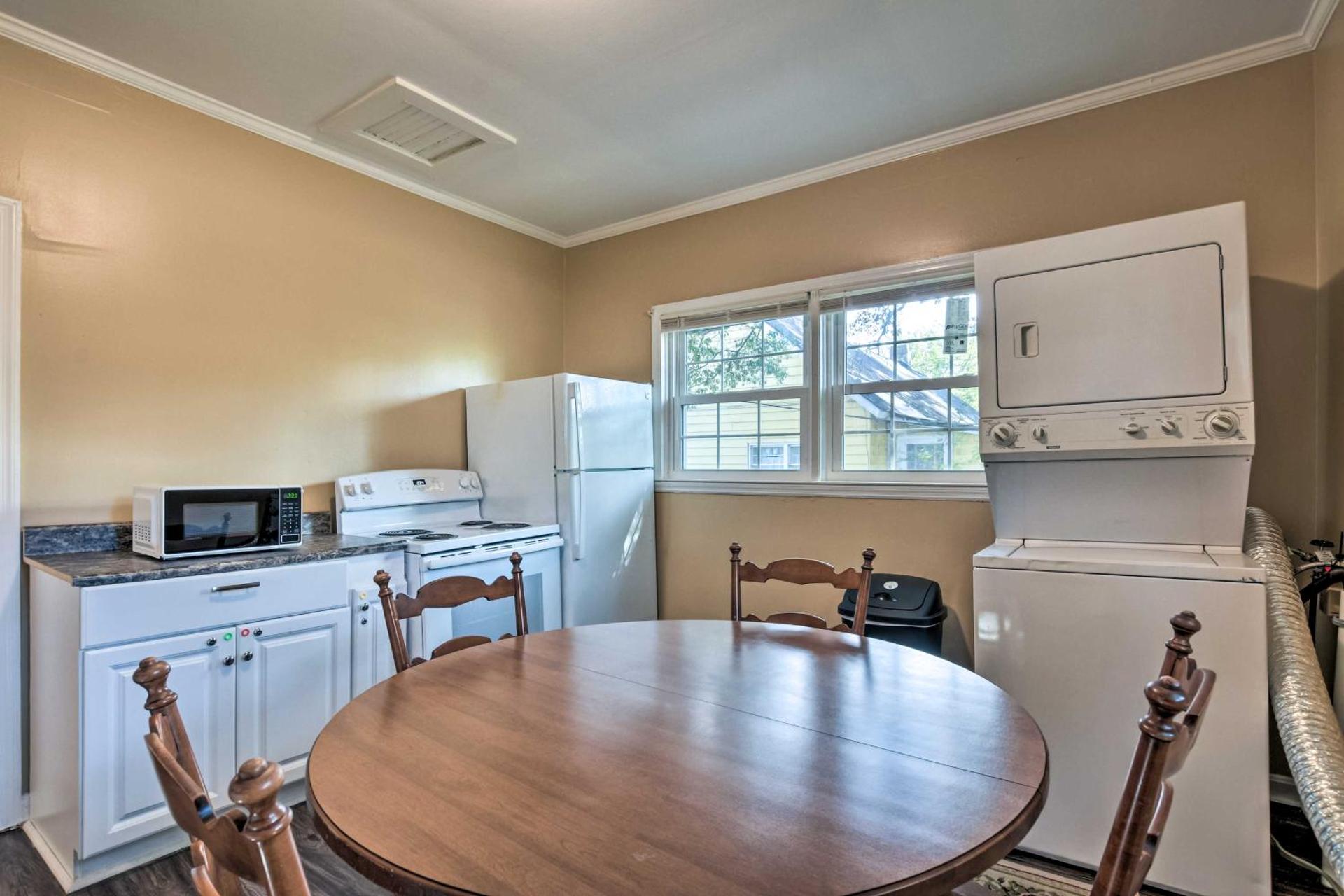 Cozy Greenville Bungalow about 2 Mi to Downtown!