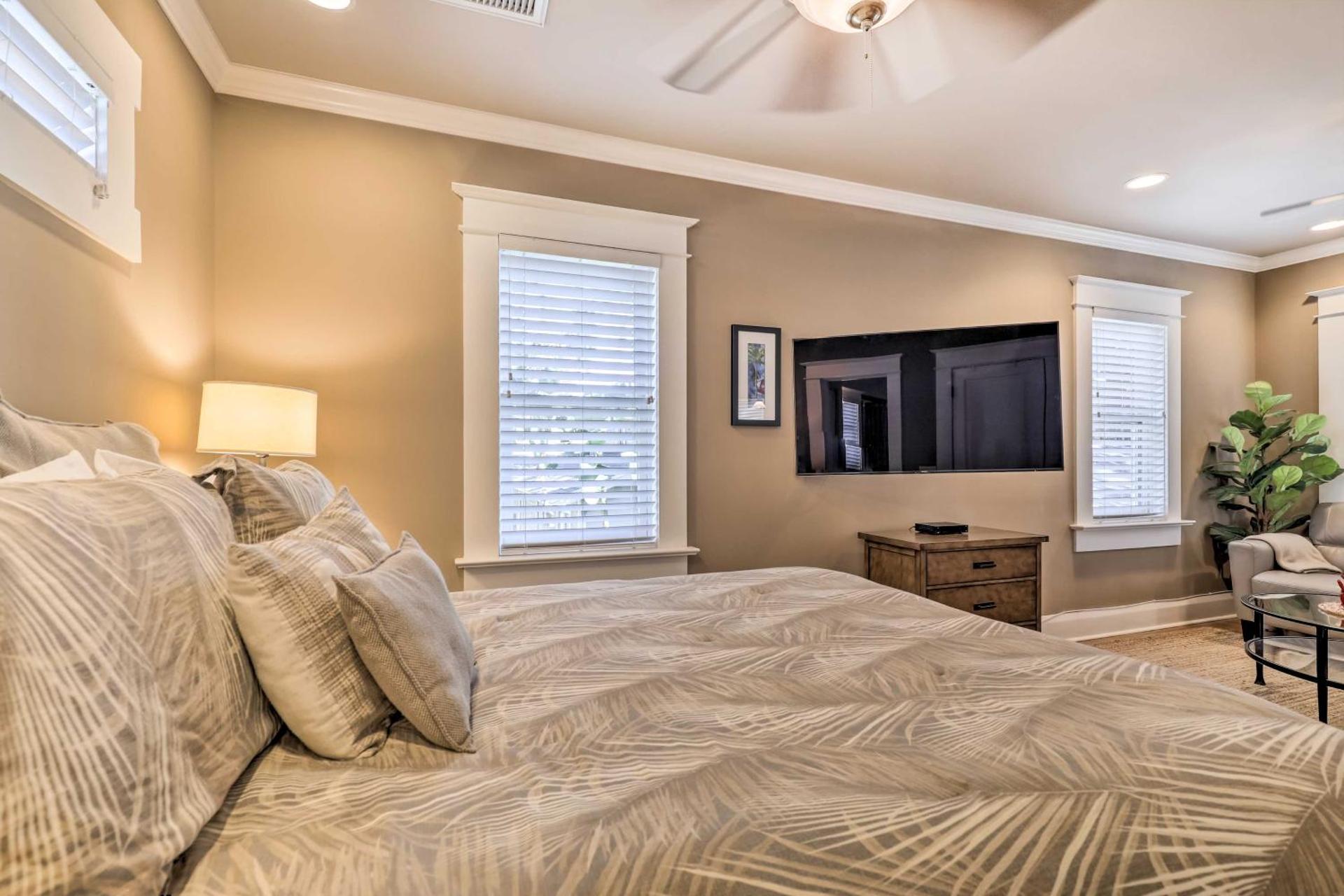 Hyde Park Luxury Studio with Prime Location!