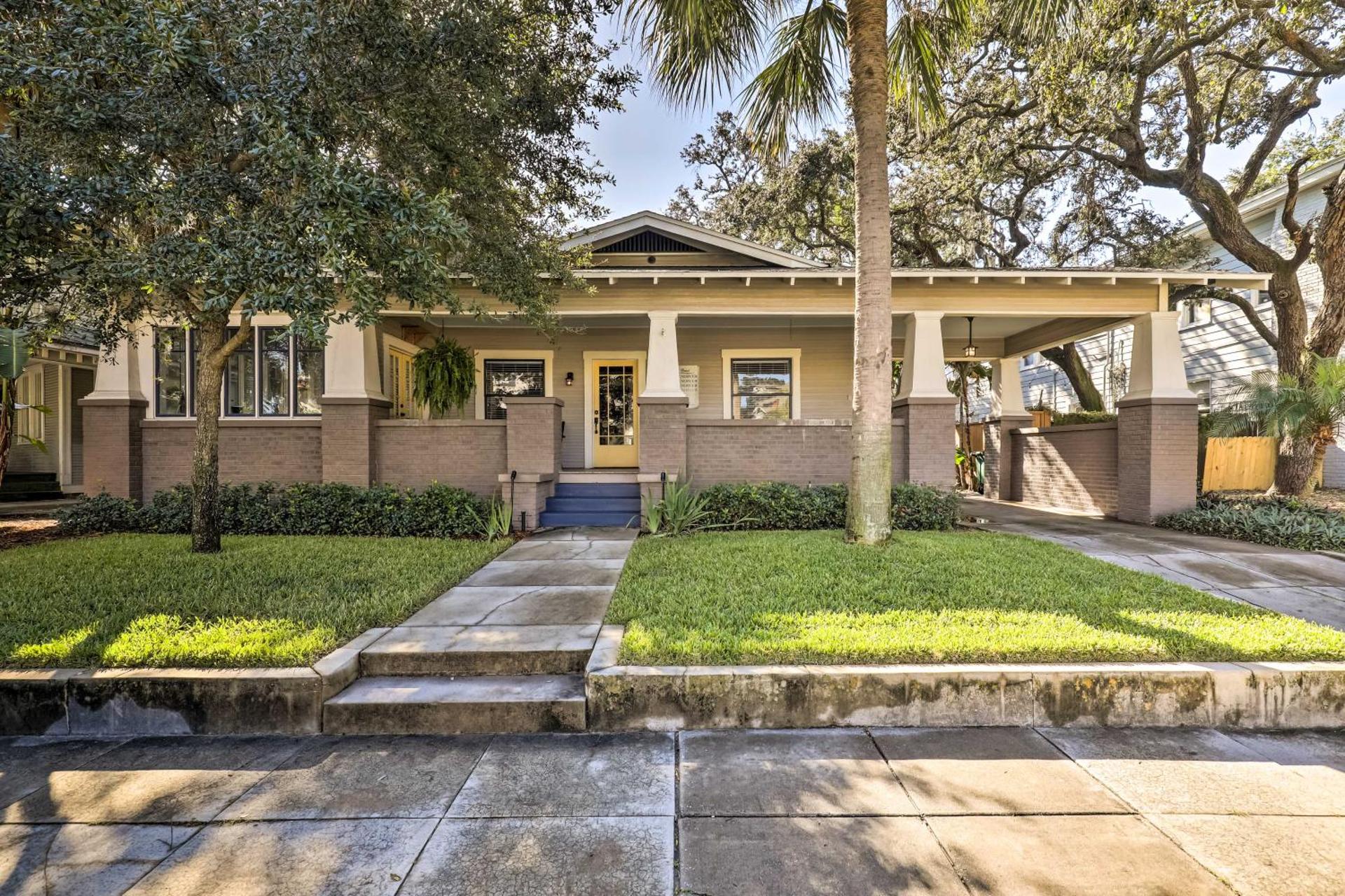 Hyde Park Luxury Studio with Prime Location!