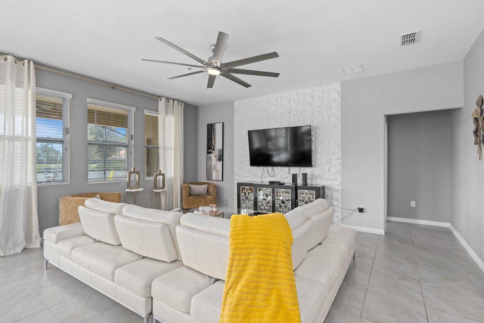 Communal lounge/ TV room