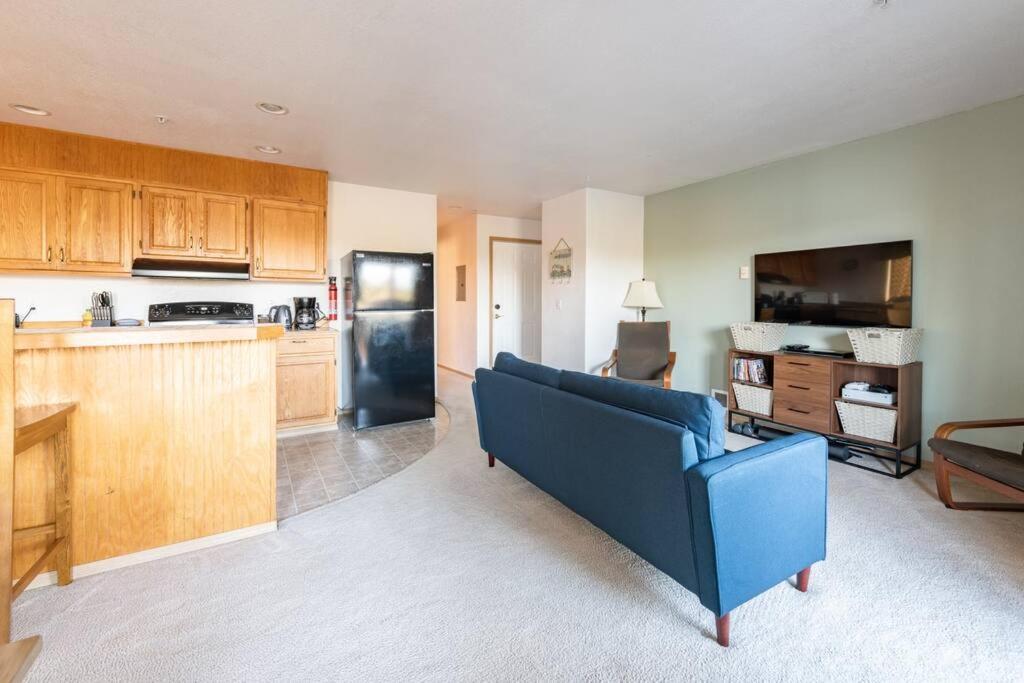 Cozy 2 bedroom condo walking distance from the beach