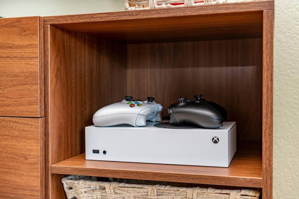 Cozy 2 bedroom condo walking distance from the beach