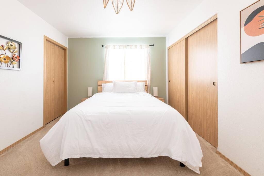 Cozy 2 bedroom condo walking distance from the beach