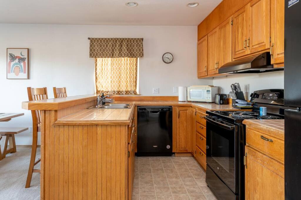 Cozy 2 bedroom condo walking distance from the beach