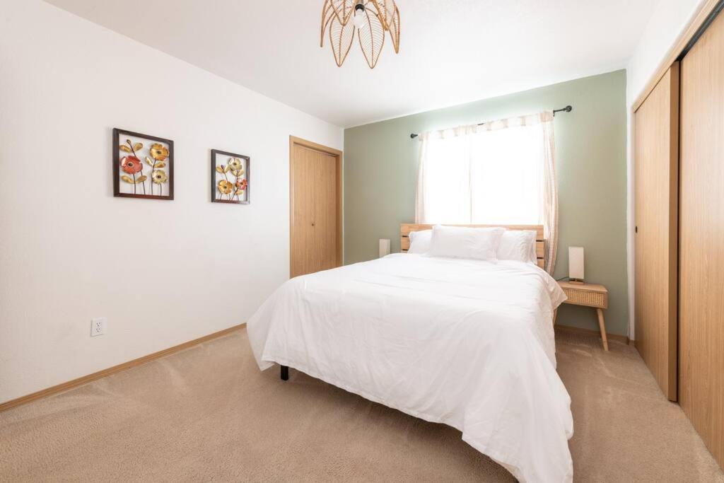 Cozy 2 bedroom condo walking distance from the beach