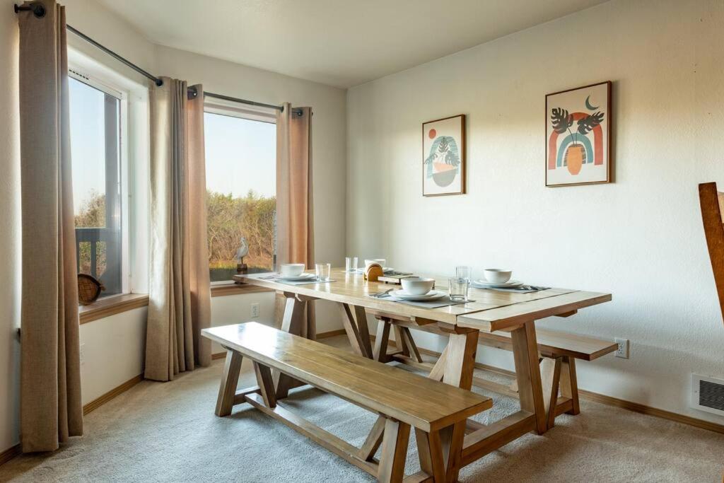 Cozy 2 bedroom condo walking distance from the beach