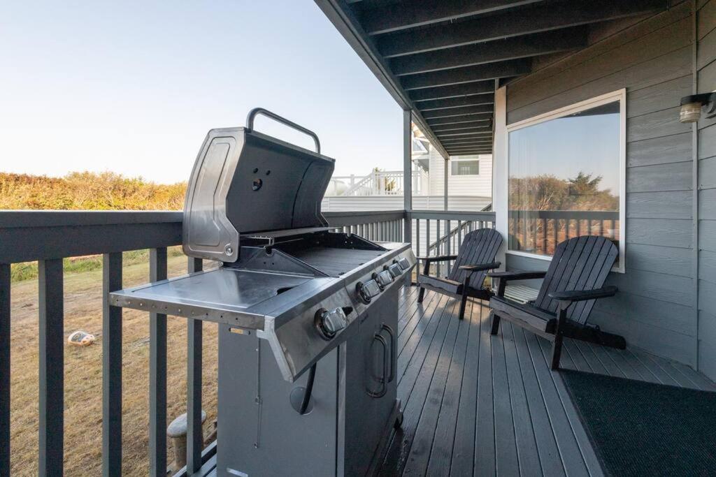 Cozy 2 bedroom condo walking distance from the beach