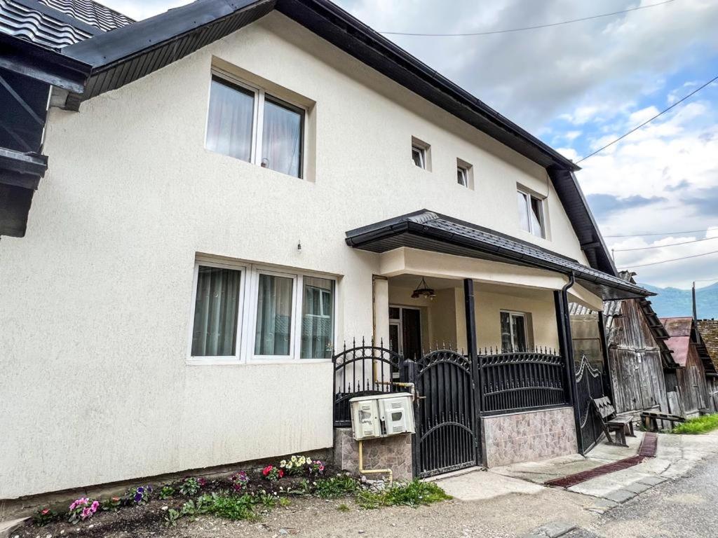 Casa de langa rau RUCAR