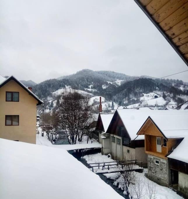 Casa de langa rau RUCAR